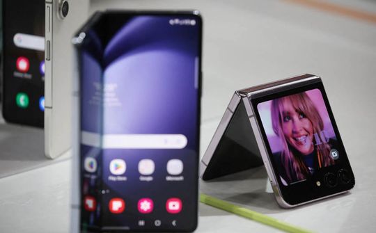 Ba công ty dừng nghiên cứu smartphone màn hình gập