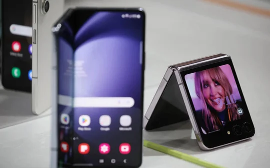 Ba công ty dừng nghiên cứu smartphone màn hình gập