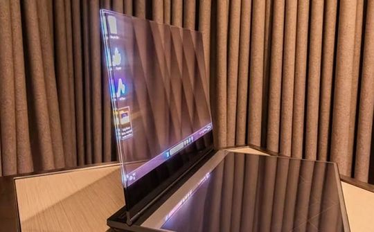 Lenovo khoe máy tính xách tay trong suốt tại MWC 2024
