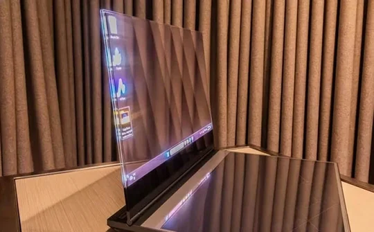 Lenovo khoe máy tính xách tay trong suốt tại MWC 2024