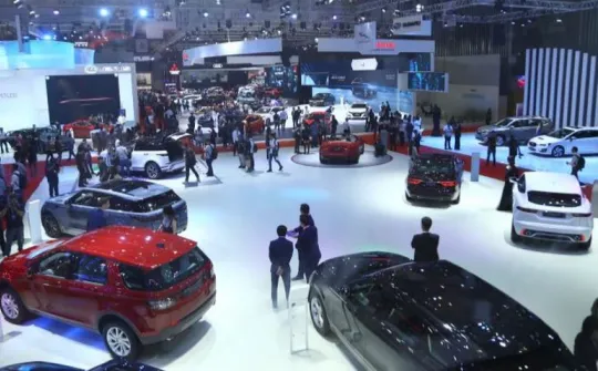 Doanh số thị trường ô tô Việt Nam giảm kỷ lục