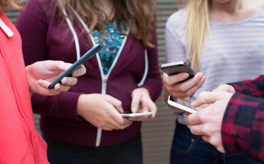 Anh cân nhắc cấm bán smartphone cho người dưới 16 tuổi