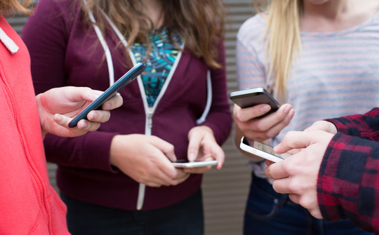 Anh cân nhắc cấm bán smartphone cho người dưới 16 tuổi