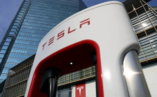 Tesla giảm giá bán xe điện trên toàn cầu
