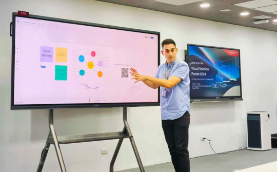 Màn hình tương tác có AI phục vụ chuyển đổi số giáo dục