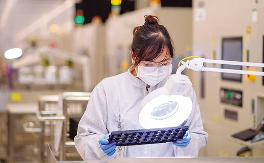 Mạnh tay hỗ trợ đầu tư để lôi kéo “đại bàng” công nghệ