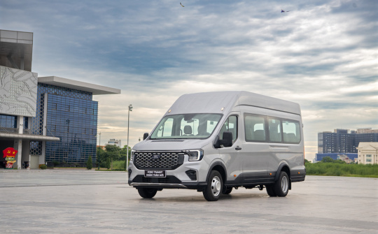 Ford Transit 18 chỗ có giá 1,087 tỷ đồng