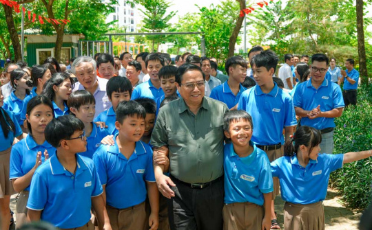 Thủ tướng động viên thầy trò trường Hy Vọng nhân dịp đầu năm học mới