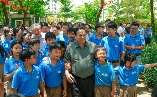 Thủ tướng động viên thầy trò trường Hy Vọng nhân dịp đầu năm học mới