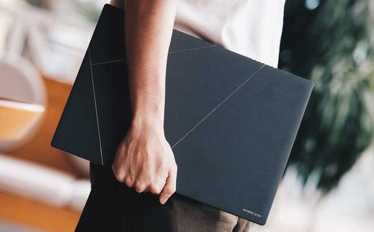 ASUS ra mắt laptop AI 16-inch trang bị chip AMD Zenbook S16