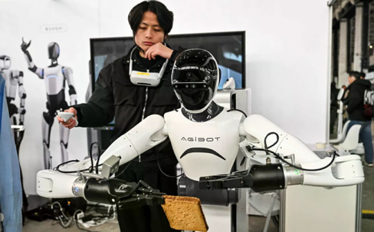 Trung Quốc cách mạng hóa ngành sản xuất với robot hình người