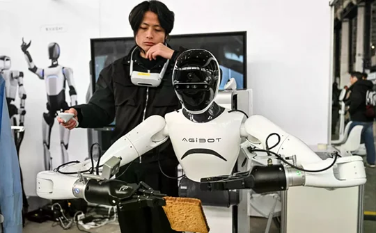 Trung Quốc cách mạng hóa ngành sản xuất với robot hình người