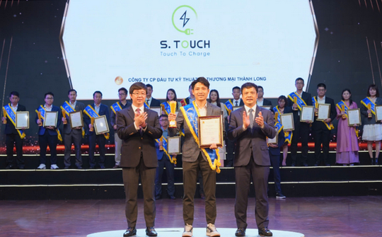 Vinh danh Giải pháp S.TOUCH - Trạm sạc xe điện tại giải thưởng Sao Khuê 2025