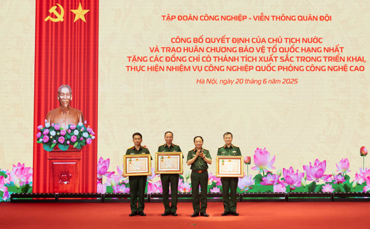 Chủ tịch nước tặng thưởng Huân chương bảo vệ Tổ quốc hạng Nhất cho các lãnh đạo tập đoàn Viettel