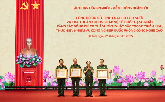 Chủ tịch nước tặng thưởng Huân chương bảo vệ Tổ quốc hạng Nhất cho các lãnh đạo tập đoàn Viettel