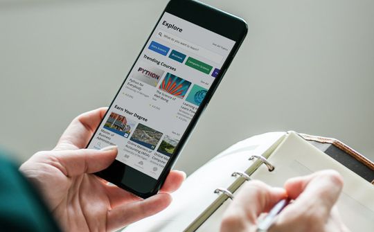 Coursera ra mắt hơn 3.000 khóa học có phụ đề tiếng Việt và loạt tính năng AI mới