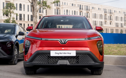 Ô tô điện 7 chỗ VinFast Limo Green đến tay khách hàng