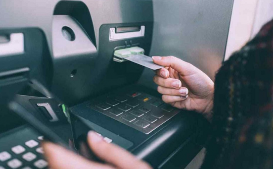 Giao dịch rút tiền trên ATM giảm 29% về số lượng và 26% về giá trị