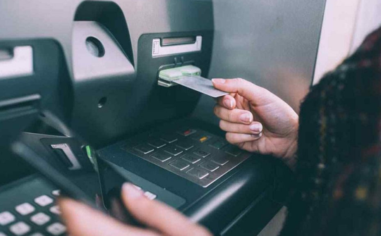 Giao dịch rút tiền trên ATM giảm 29% về số lượng và 26% về giá trị