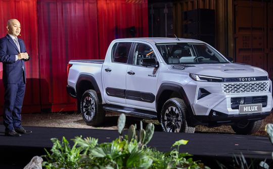 Toyota Hilux 2026 ra mắt, giá cao nhất 903 triệu đồng