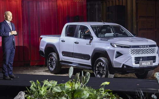 Toyota Hilux 2026 ra mắt, giá cao nhất 903 triệu đồng