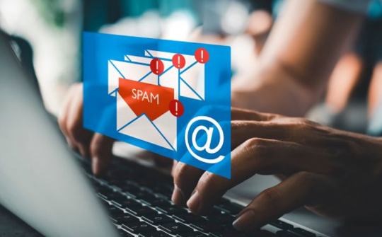Gần một nửa email toàn cầu trong năm 2025 là thư rác