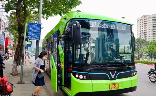 Hà Nội đề xuất lộ trình chuyển đổi xe buýt sử dụng năng lượng xanh