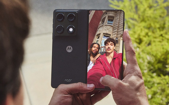 Motorola Razr Fold chính thức ra mắt, giá khoảng 61,4 triệu đồng