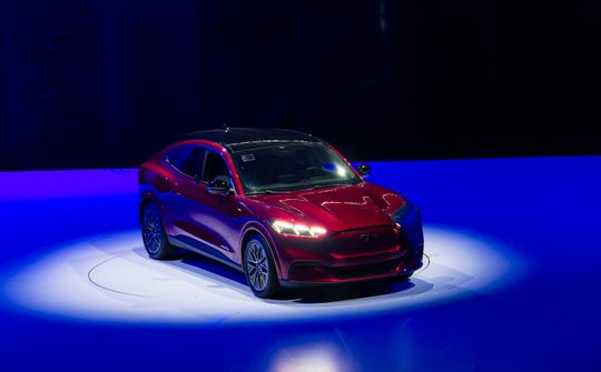 Ford Mustang Mach E giảm 900 triệu đồng