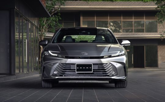 Toyota Camry Hybrid giảm giá 140 triệu đồng