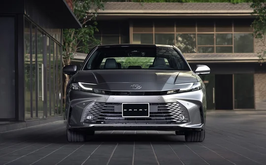 Toyota Camry Hybrid giảm giá 140 triệu đồng