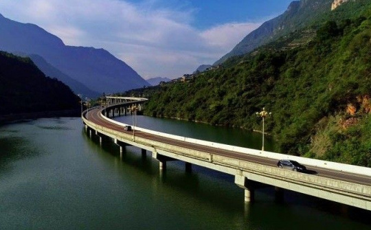 Kỳ quan mới: Xa lộ chạy trên sông ở Trung Quốc