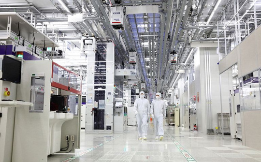 Samsung cắt giảm sản lượng chip khi lợi nhuận giảm 96%