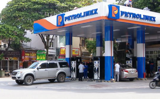 Thuế nhập khẩu xăng giảm gần một nửa