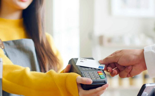 56% người dùng Việt Nam mang ít tiền mặt hơn năm trước