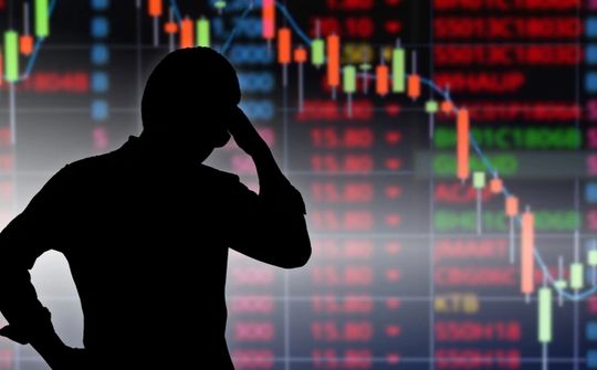 Chứng khoán "đuối sức", nguồn tiền khan hiếm đang chảy vào đâu?