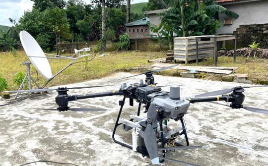 Viettel dùng máy bay không người lái phát sóng di động tại vùng lũ
