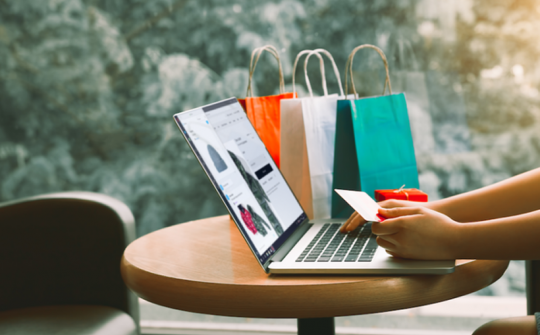 Người Mỹ chi 24 tỷ USD trong dịp lễ mua sắm giữa Hè