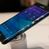 Vì sao smartphone Android dần từ bỏ màn hình cong?