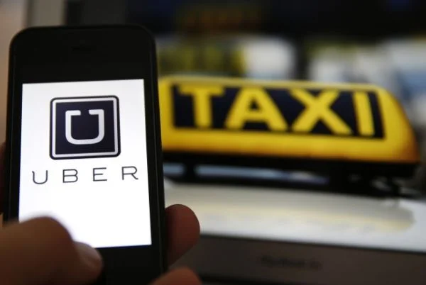 Uber và Grab Taxi bị kiện tại Hà Nội