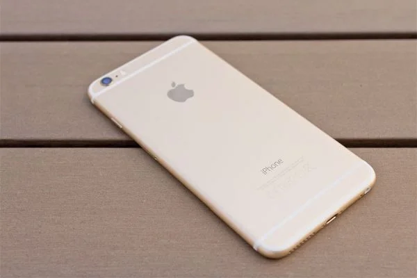 Phone 6 và 6S bị chê vì những viền ăng-ten ở mặt sau.