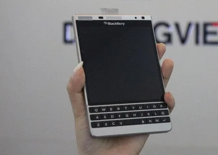 Blackberry Passport Silver lại giảm giá mạnh, chỉ còn 6,6 triệu đồng