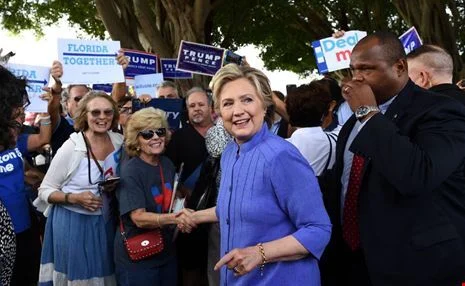 FBI điều tra bà Clinton