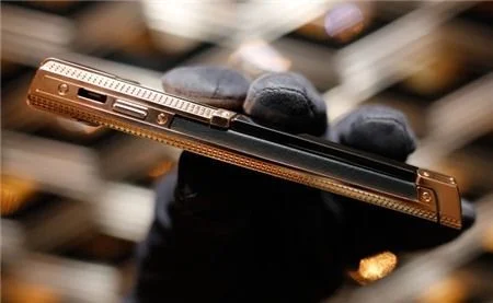 Dịch vụ đặt hàng Bespoke của Vertu cho phép khác hàng cá nhân hoá điện thoại của mình.