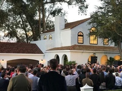Tesla giới thiệu mái ngói kiêm pin mặt trời