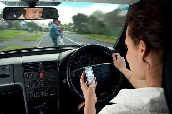 Từ 1/2017, xử phạt hành vi vừa lái xe vừa nghe điện thoại