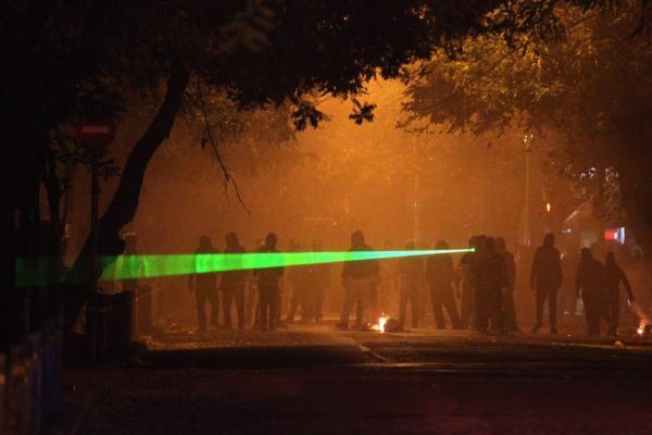 Phi công Anh đề xuất coi bút laser là… vũ khí