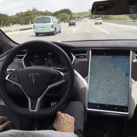 Đức sẽ không chấp nhận thử nghiệm xe tự hành Tesla cho tới khi hoàn thiện