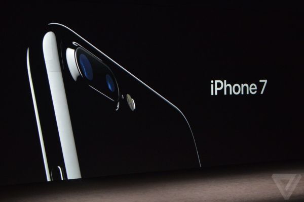 Dù không gây bất ngờ, iPhone 7 vẫn khiến iFan mê mẩn