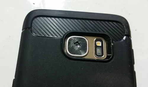 Kính camera sau của Galaxy S7 rất dễ vỡ và khó thay thế